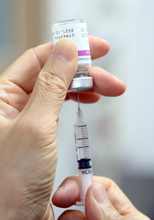 아스트라제네카 백신 신규 1차 접종이 시작된 지난 27일 서울 성북구 샛별의원에서 의료진이 백신 접종을 준비하고 있다. 연합뉴스